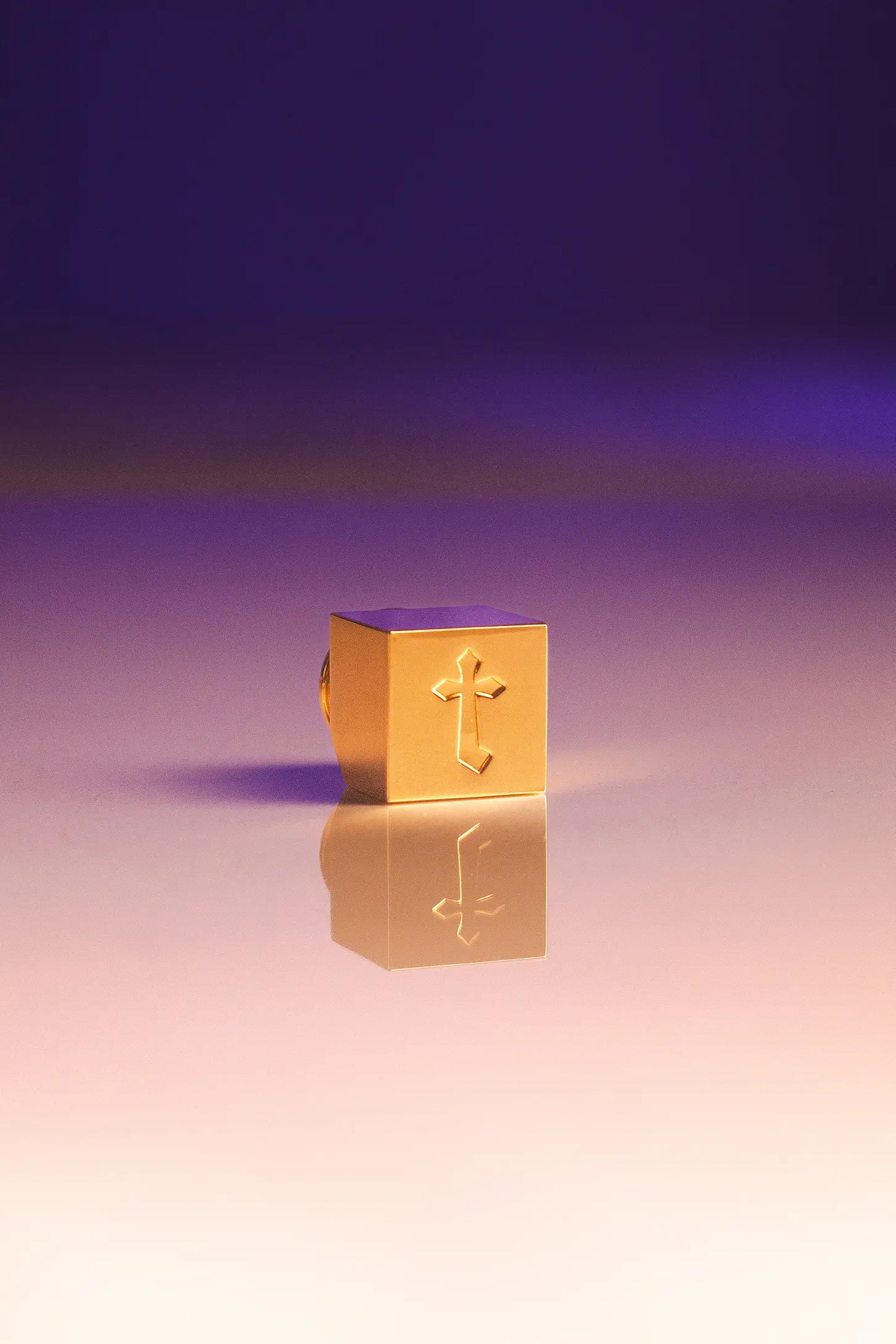 A golden cap of Ataraxia's Amaretto Jazz in the Melting Room perfume